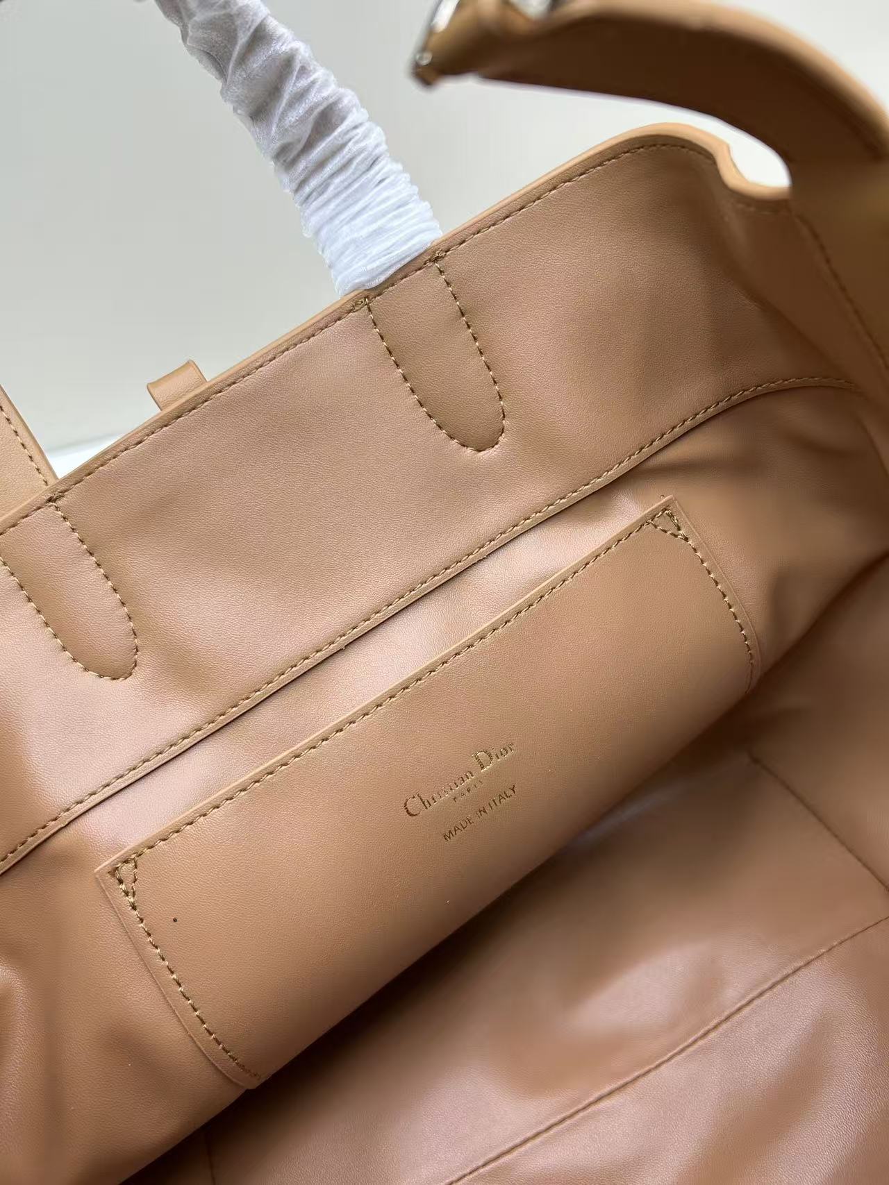 This Toujours vertical handbag is stylish, practical, and unique.