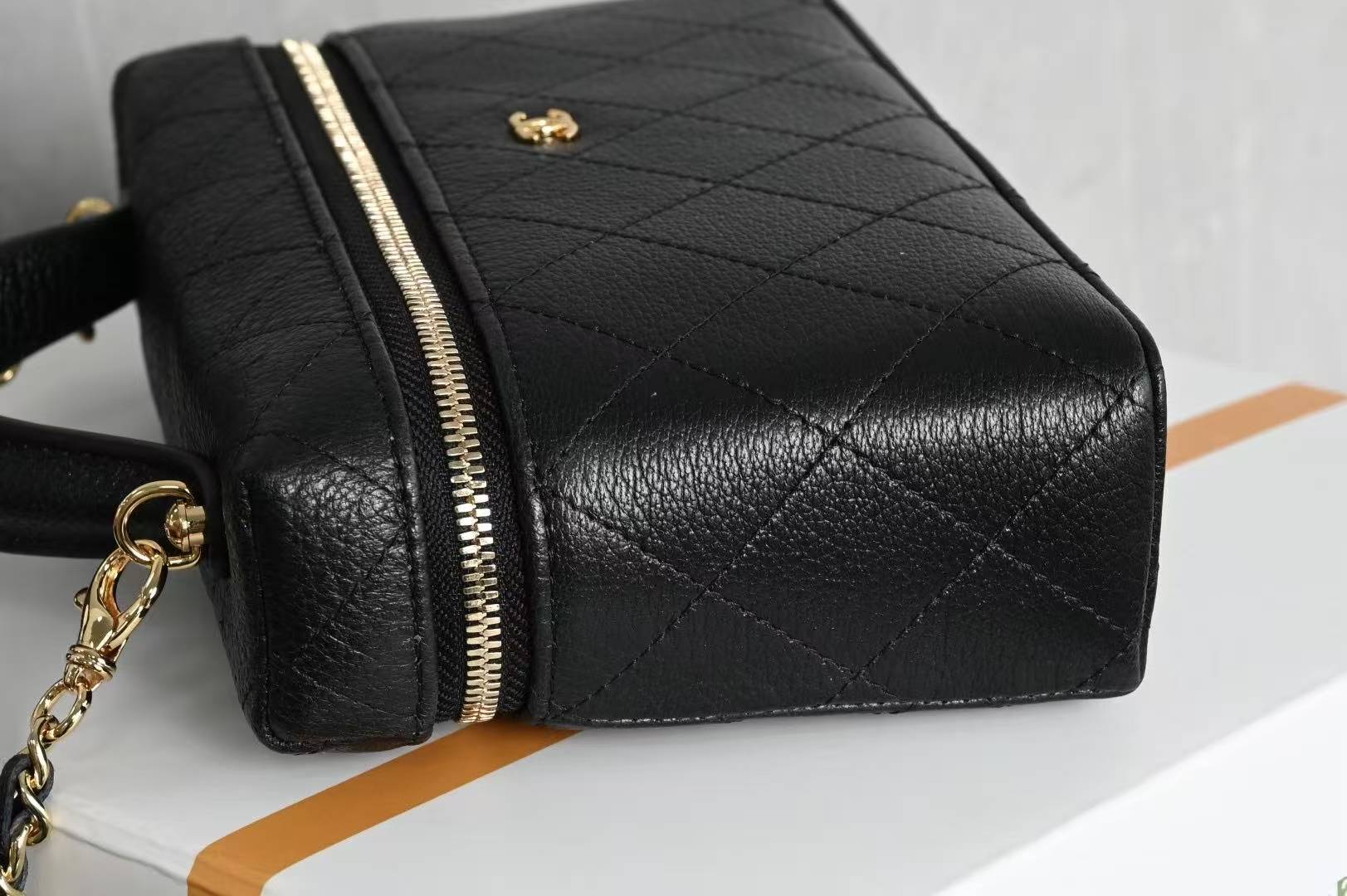 ✨New Arrival, In Stock✨ 26S Original L Box👛