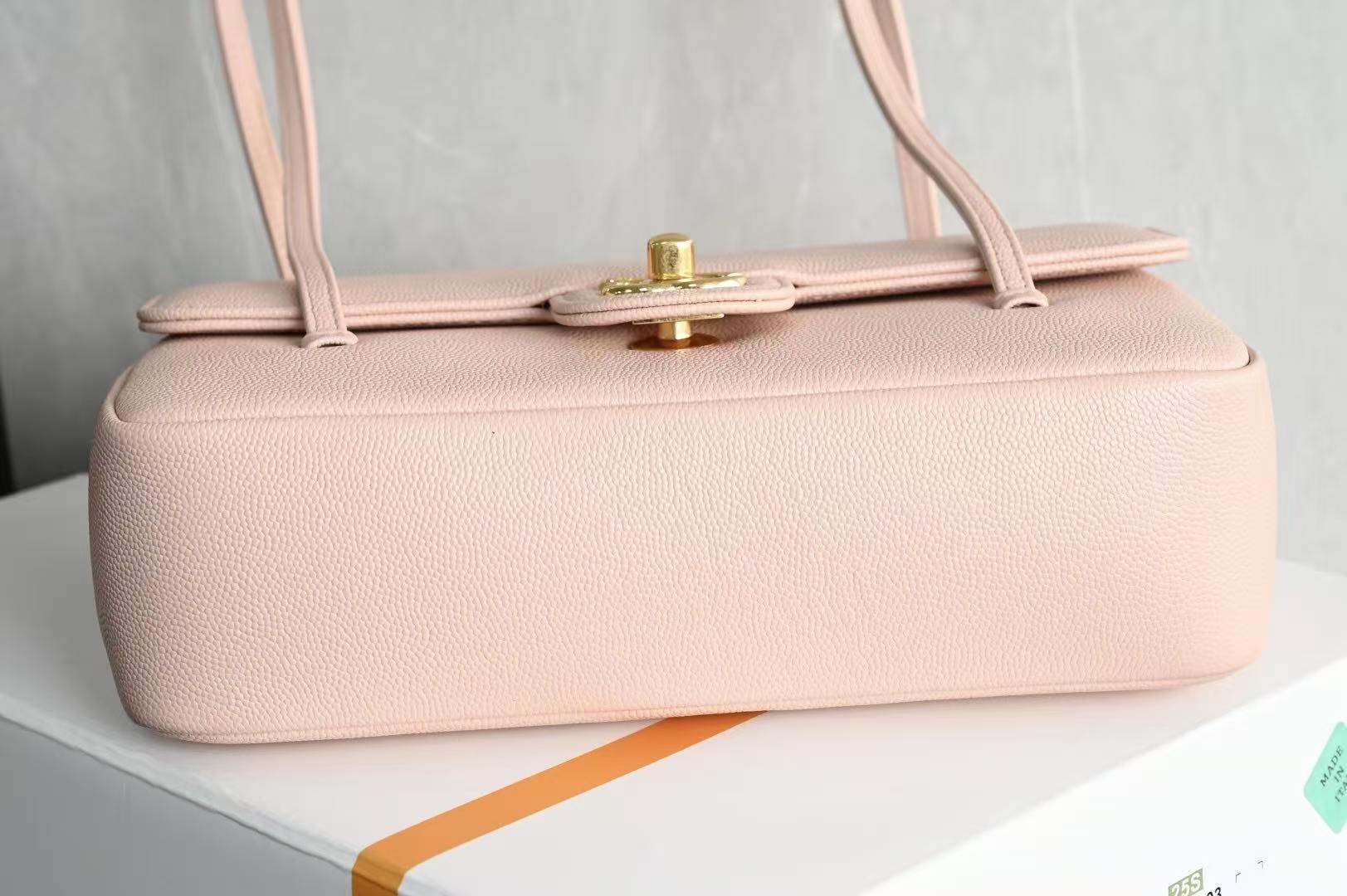 Brand new arrival 🆕𝗖𝗛𝗔𝗡𝗘* 𝟮𝟲𝗣 series  𝟮𝟲𝗣 𝙋𝙧𝙚𝙥𝙥𝙮 𝙘𝙤𝙘𝙤 Underarm bag, pink, large size