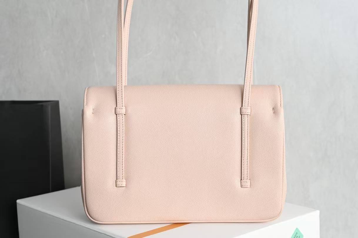 Brand new arrival 🆕𝗖𝗛𝗔𝗡𝗘* 𝟮𝟲𝗣 series  𝟮𝟲𝗣 𝙋𝙧𝙚𝙥𝙥𝙮 𝙘𝙤𝙘𝙤 Underarm bag, pink, large size