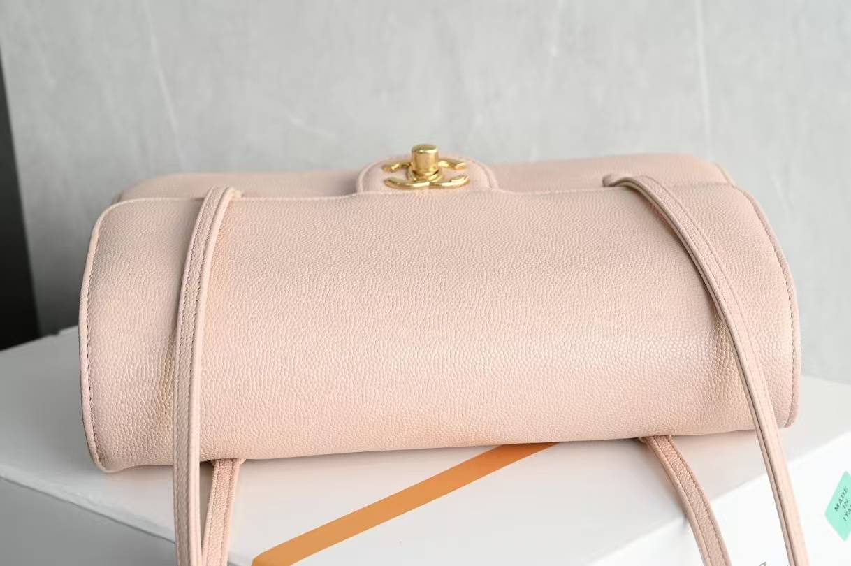Brand new arrival 🆕𝗖𝗛𝗔𝗡𝗘* 𝟮𝟲𝗣 series  𝟮𝟲𝗣 𝙋𝙧𝙚𝙥𝙥𝙮 𝙘𝙤𝙘𝙤 Underarm bag, pink, large size