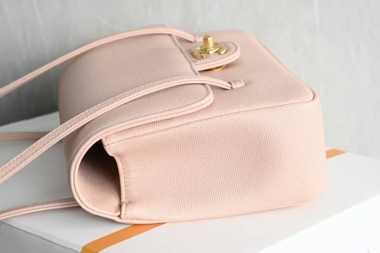 Brand new arrival 🆕𝗖𝗛𝗔𝗡𝗘* 𝟮𝟲𝗣 series  𝟮𝟲𝗣 𝙋𝙧𝙚𝙥𝙥𝙮 𝙘𝙤𝙘𝙤 Underarm bag, pink, large size