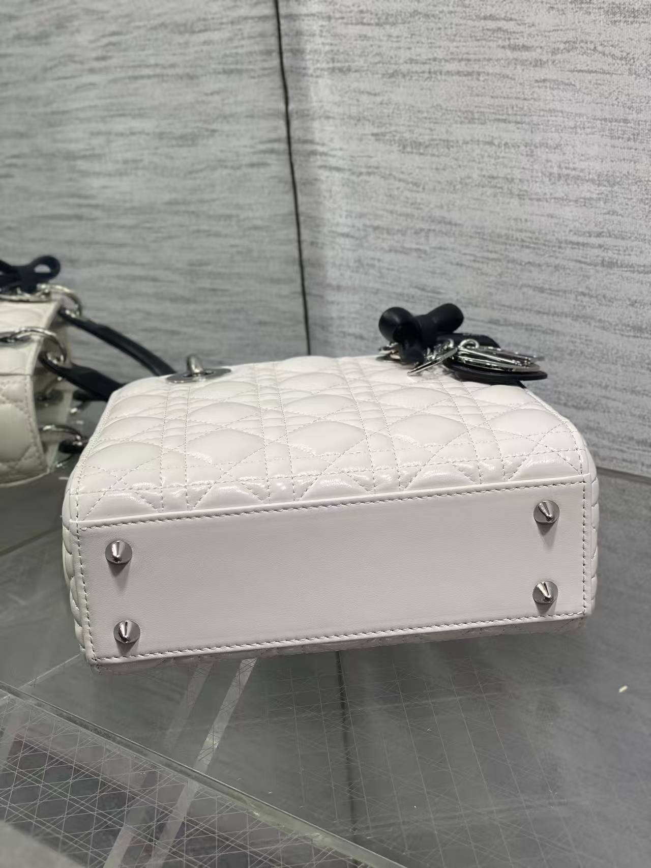Lady Dior bag with a new four-compartment bow design 🎀