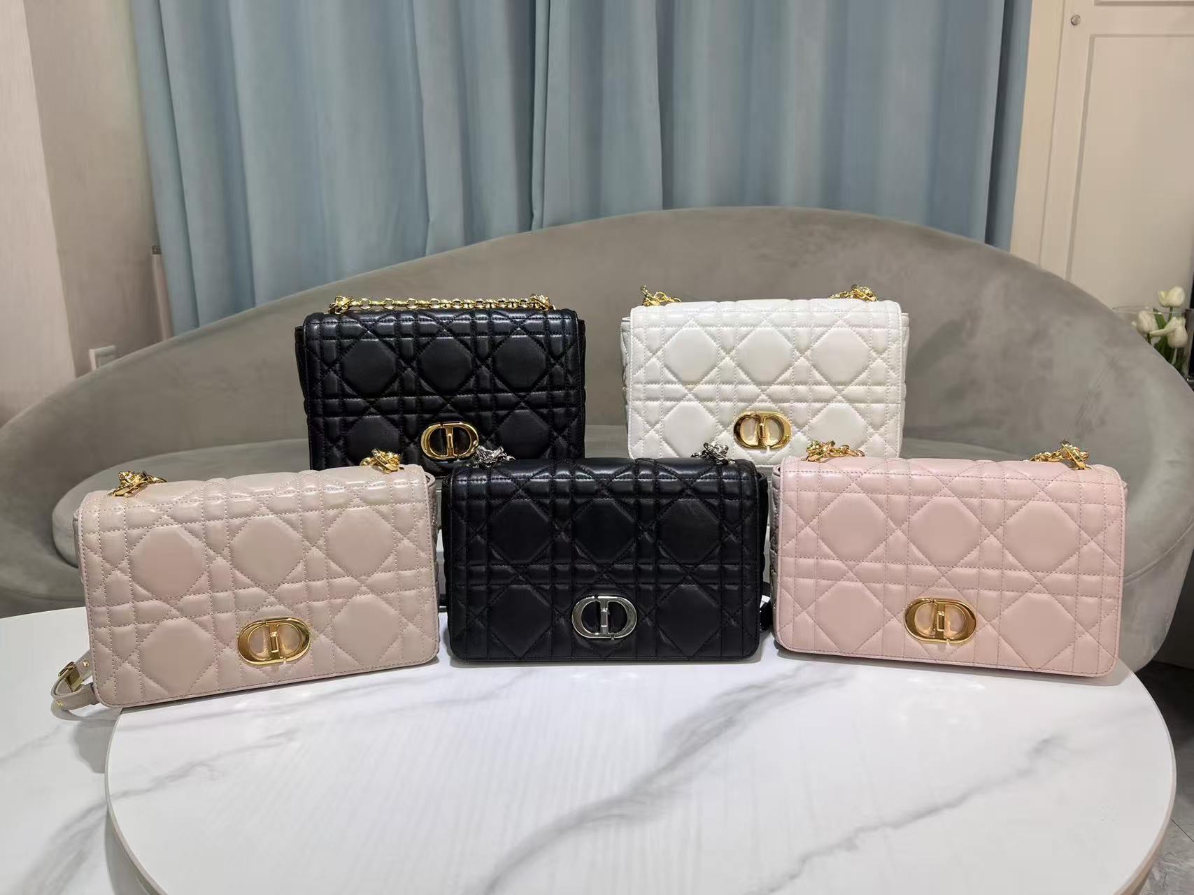 𝐃𝐢𝟎ℝ  The 𝐂𝐚𝐫𝐨 handbag instantly transforms you into a little fairy 🧚‍♂️