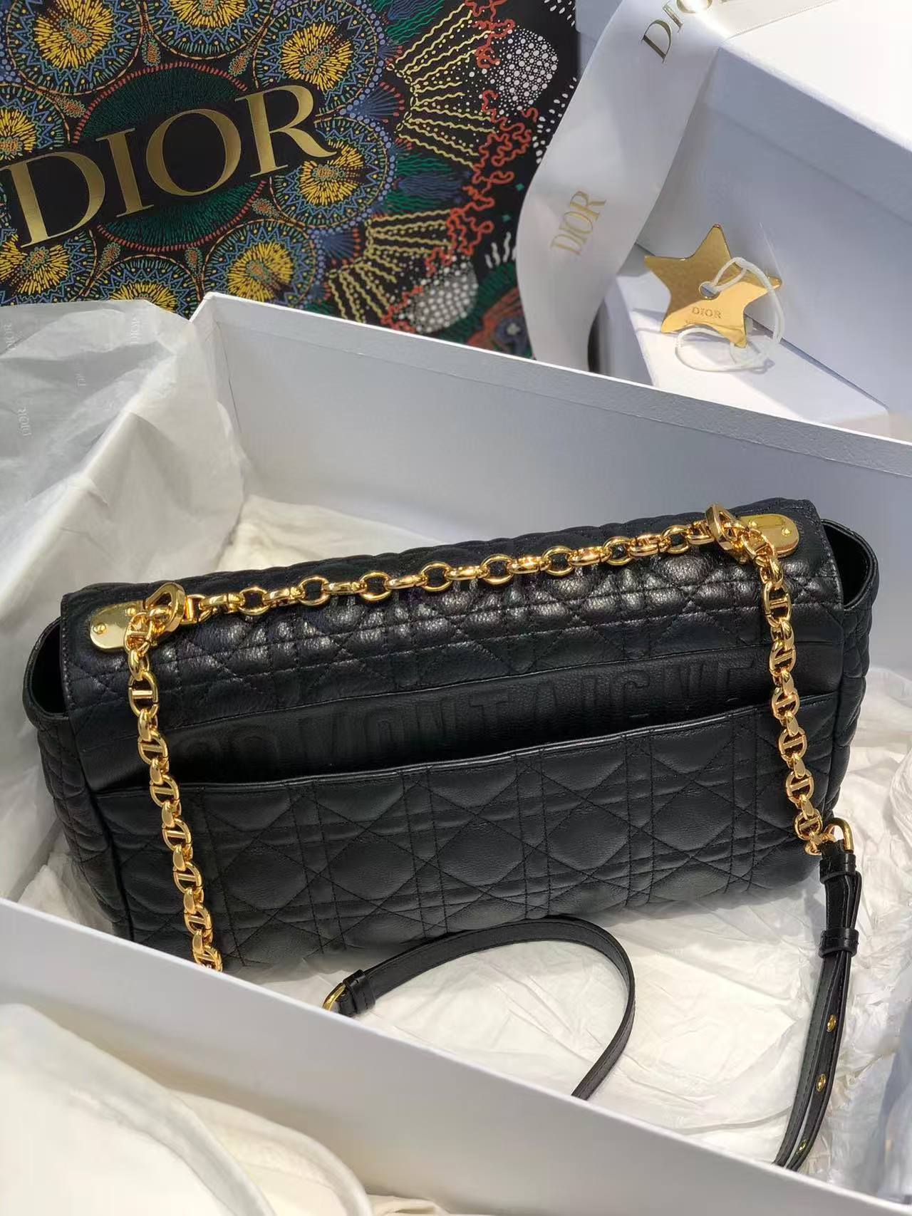 𝐃𝐢𝟎ℝ  The 𝐂𝐚𝐫𝐨 handbag instantly transforms you into a little fairy 🧚‍♂️
