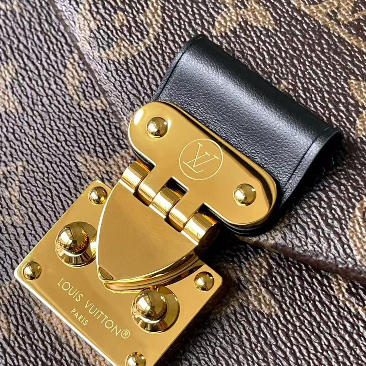 LV Pochette M é tis vintage metal box shaped chain mailman bag