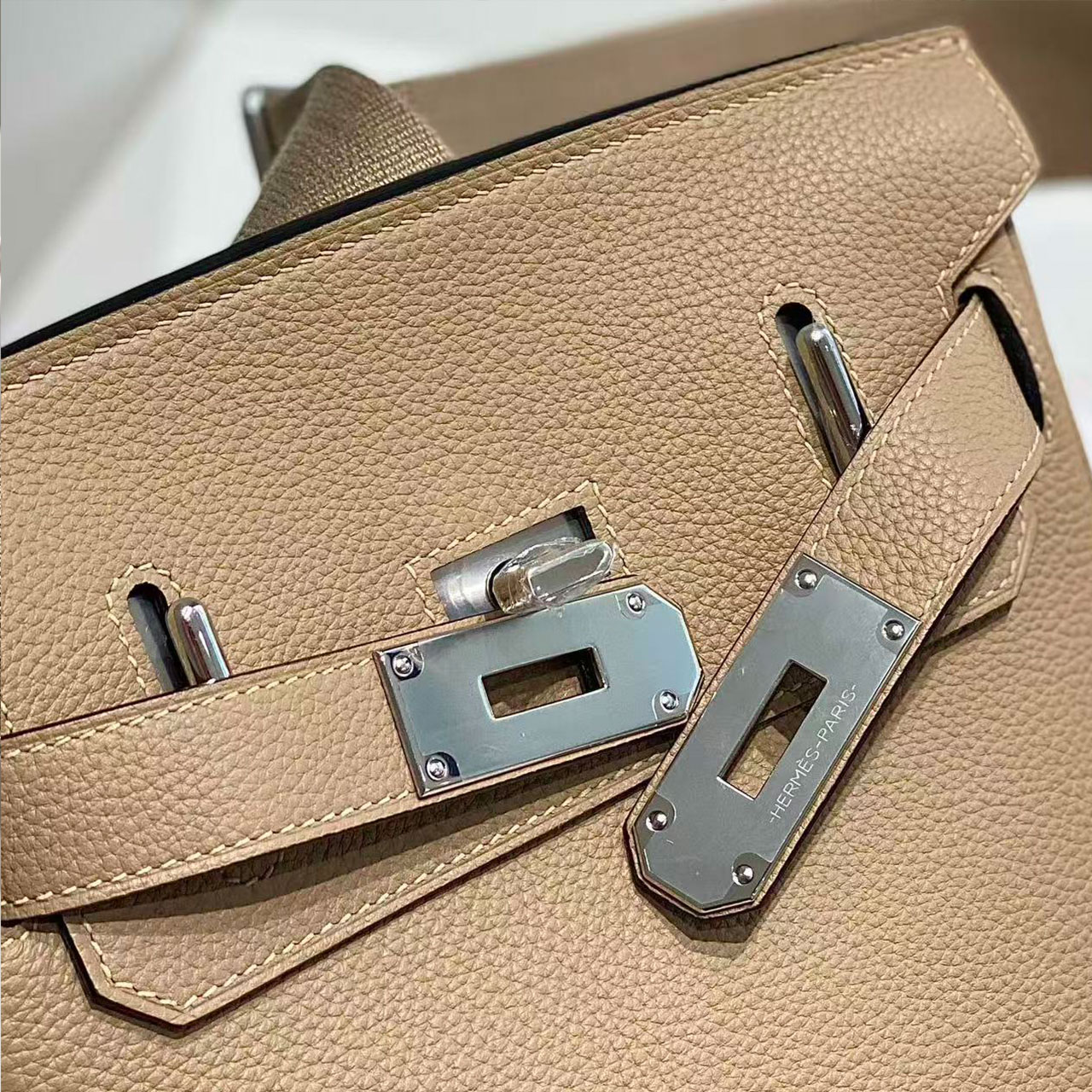 Herm è s Kelly Messenger gold brown lychee patterned crossbody messenger bag