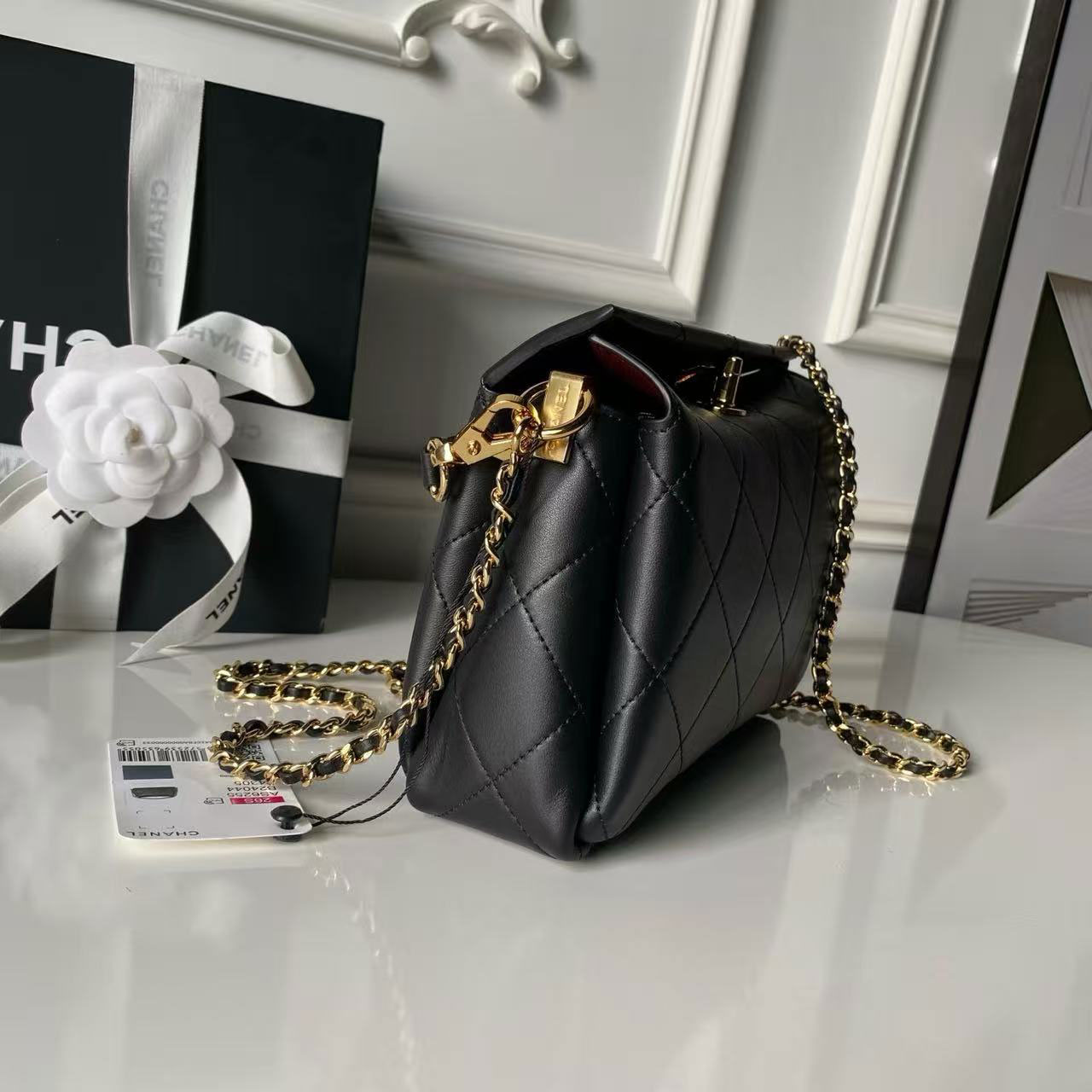 CHANEL black diamond grid sheepskin hand-held chain tofu bag
