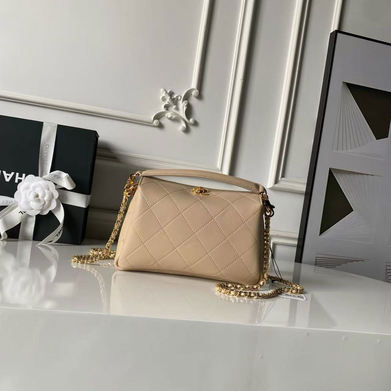 CHANEL black diamond grid sheepskin hand-held chain tofu bag
