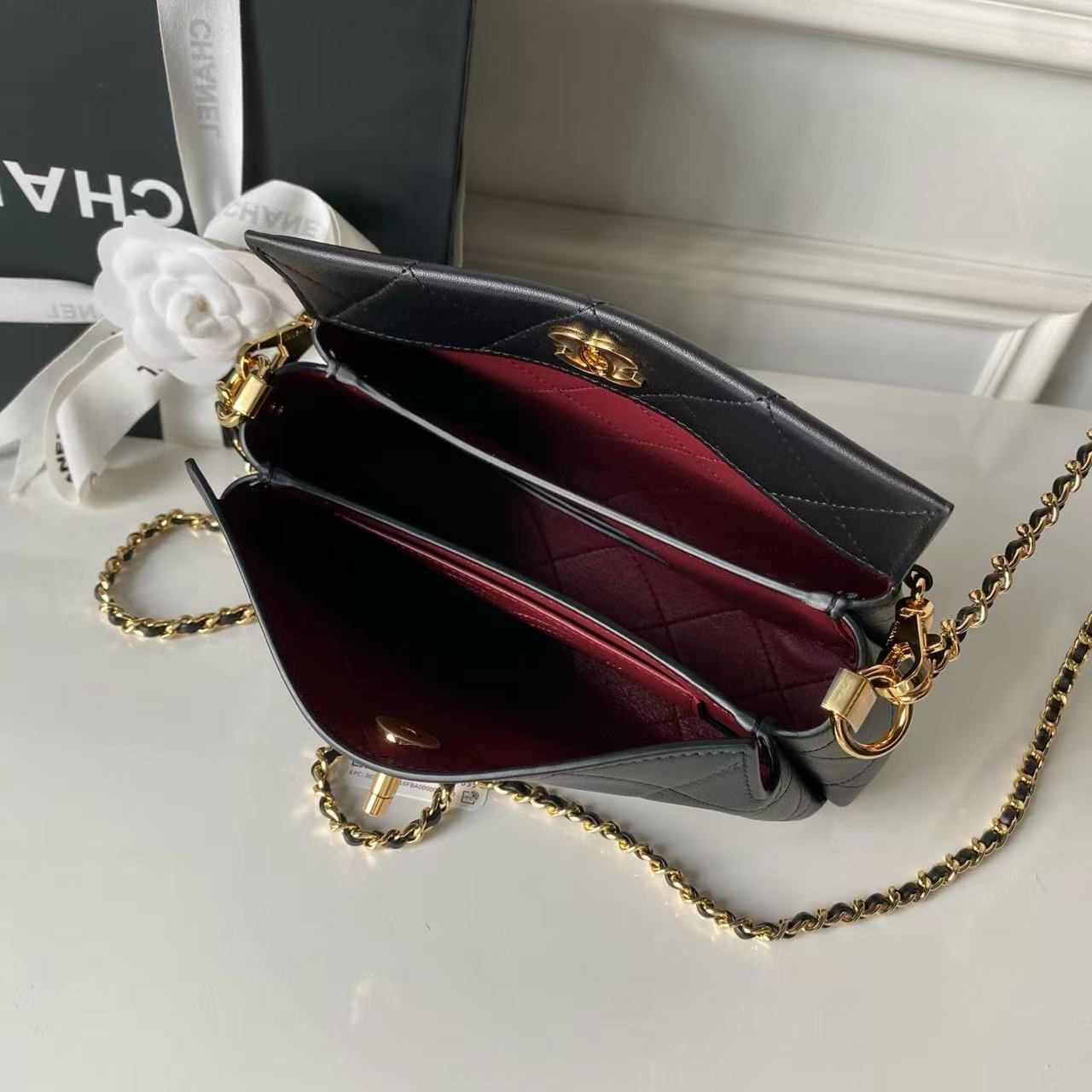 CHANEL black diamond grid sheepskin hand-held chain tofu bag
