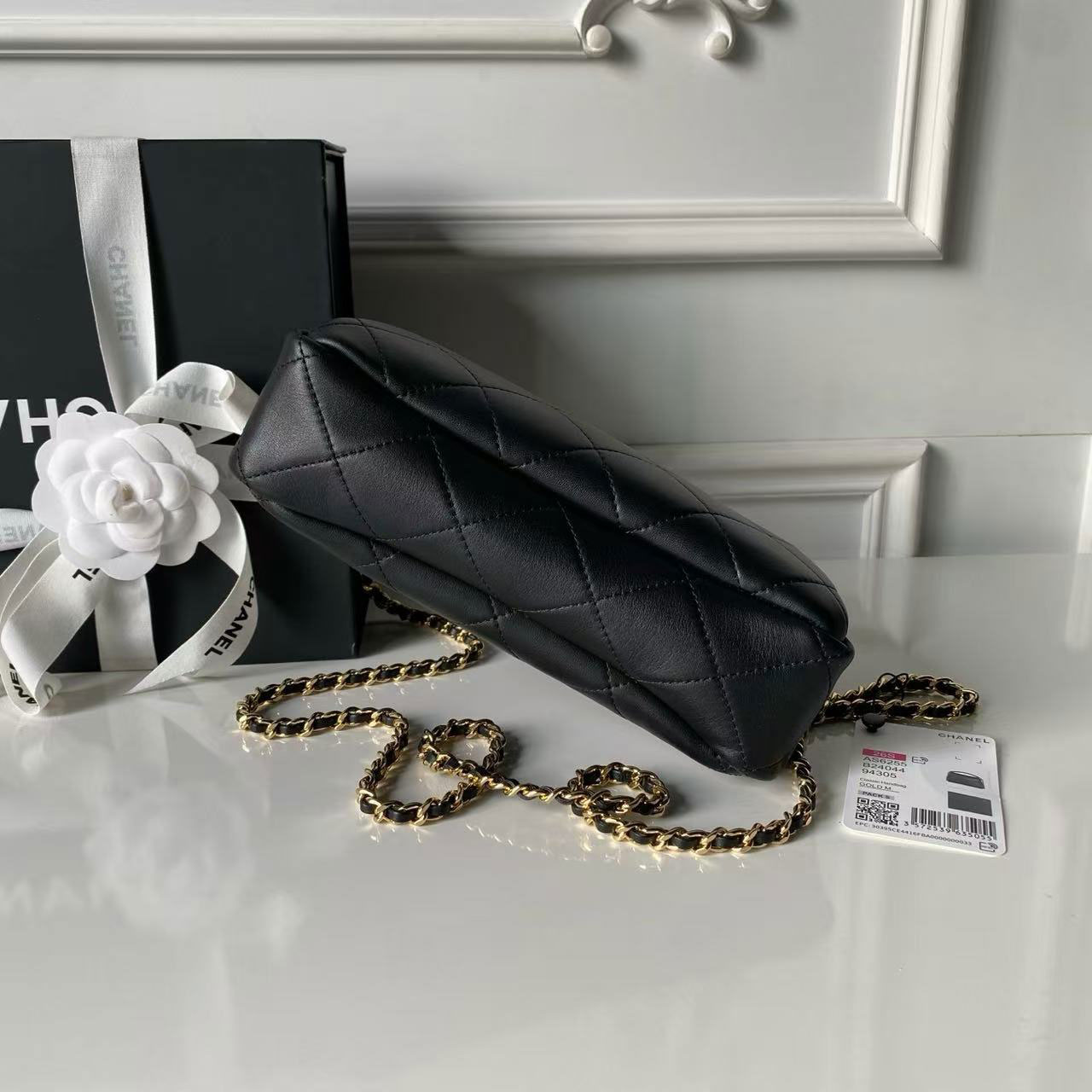CHANEL black diamond grid sheepskin hand-held chain tofu bag