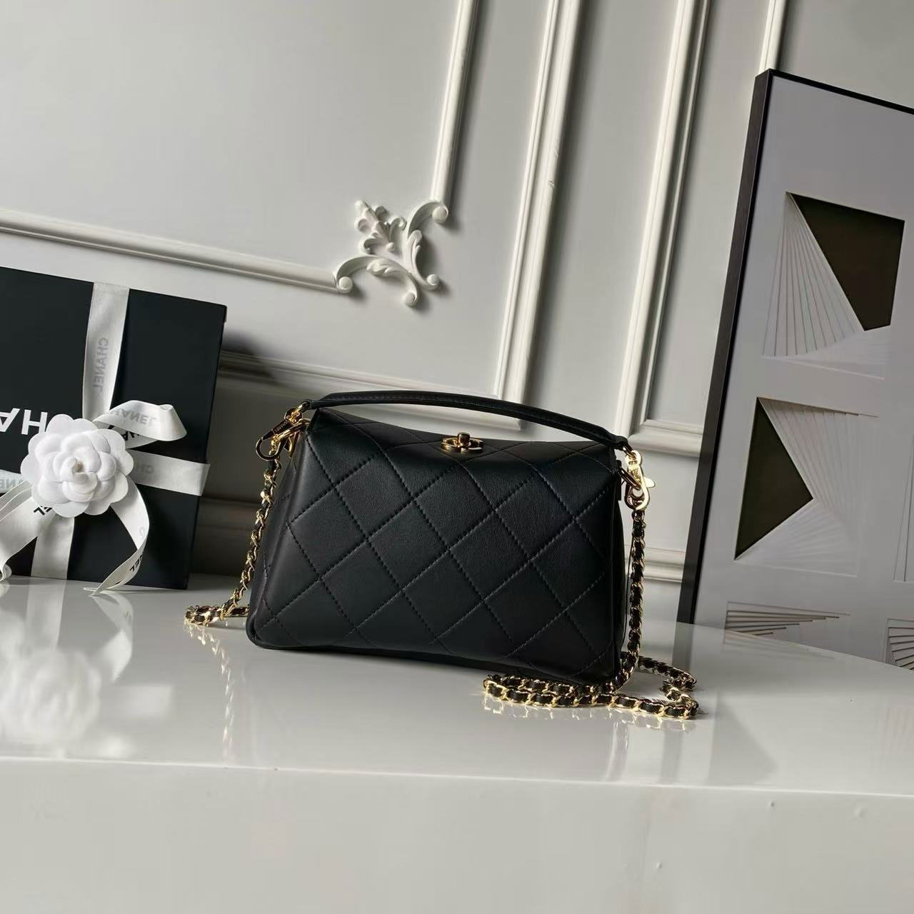 CHANEL black diamond grid sheepskin hand-held chain tofu bag