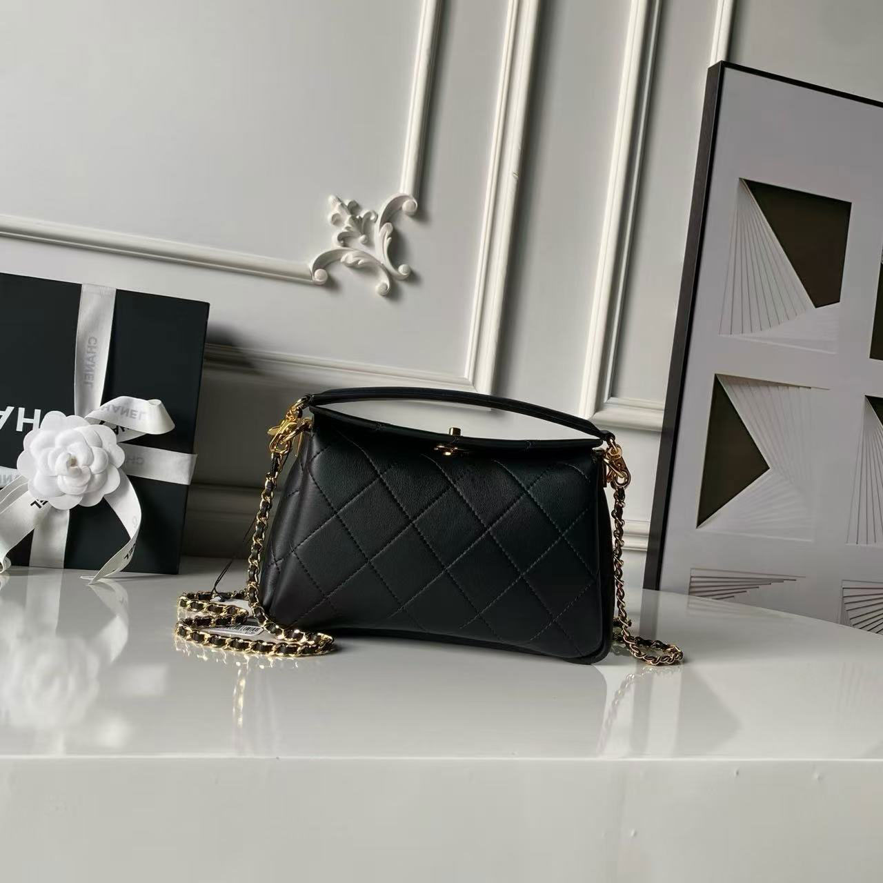 CHANEL black diamond grid sheepskin hand-held chain tofu bag