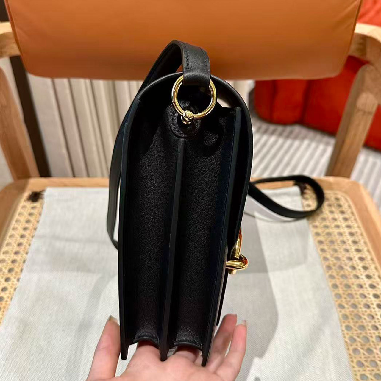 Herm è s Roulis 23 black smooth cowhide gold buckle pig nose crossbody bag